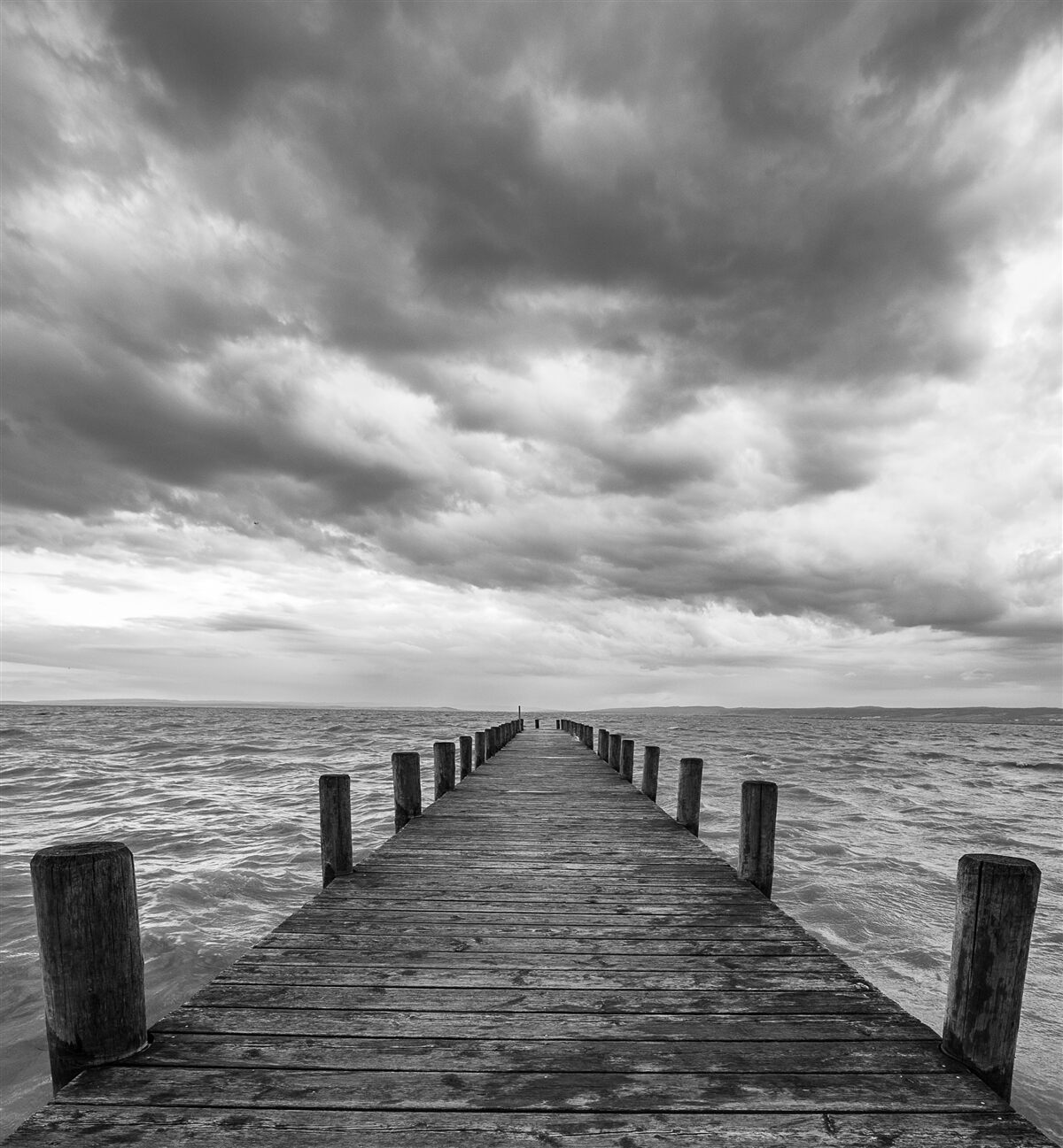 Fototapeten Eine schwimmende Brücke zum Meer