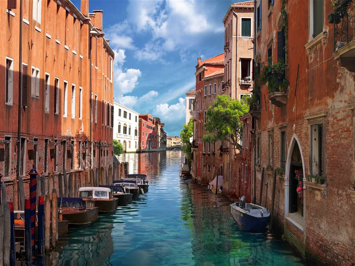 Fototapeten Ein schmaler Durchgang zwischen Gebäuden in Venedig