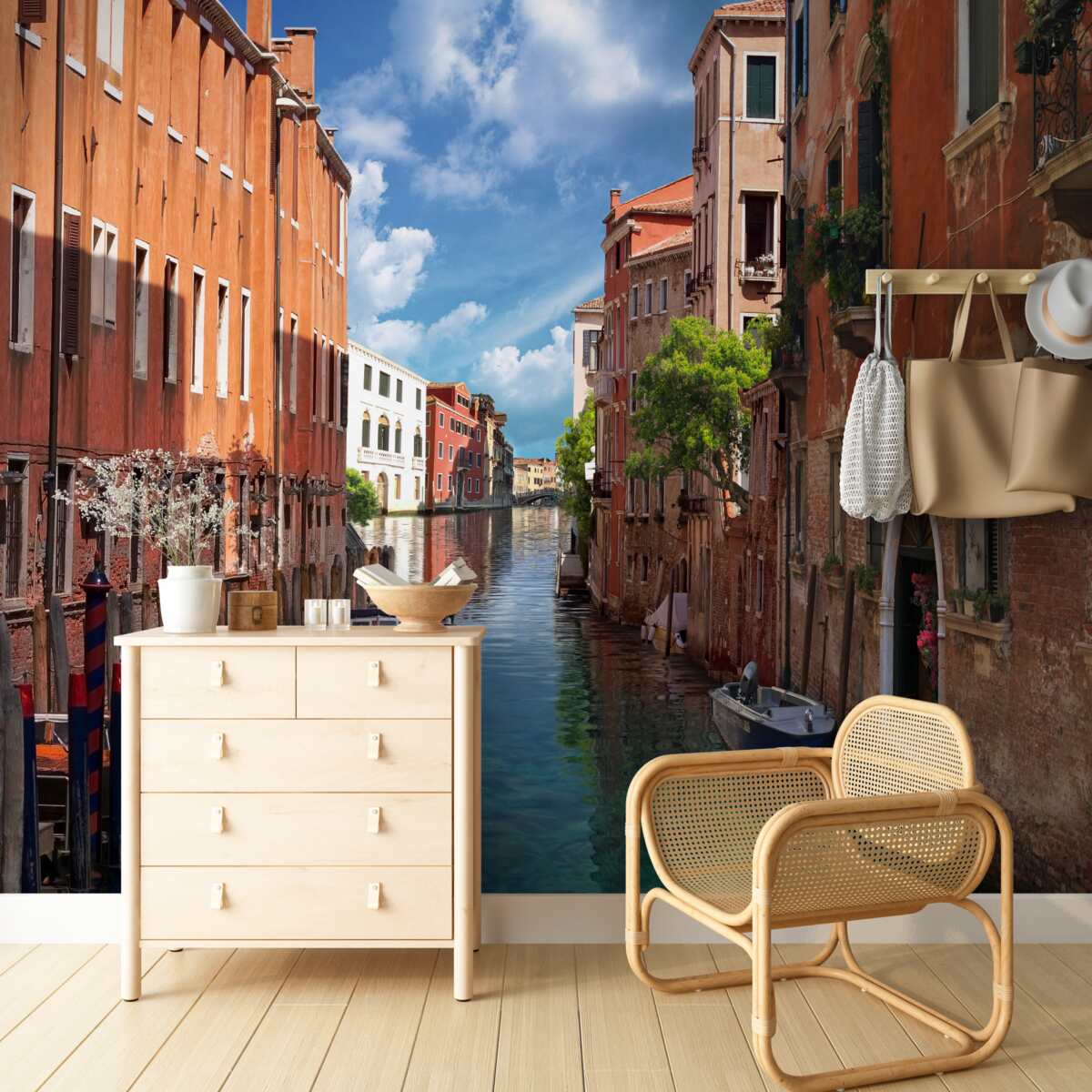 Fototapeten Ein schmaler Durchgang zwischen Gebäuden in Venedig