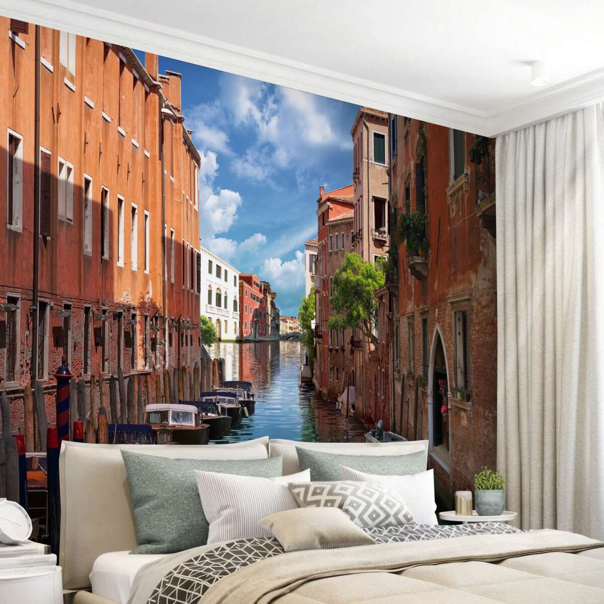 Fototapeten Ein schmaler Durchgang zwischen Gebäuden in Venedig