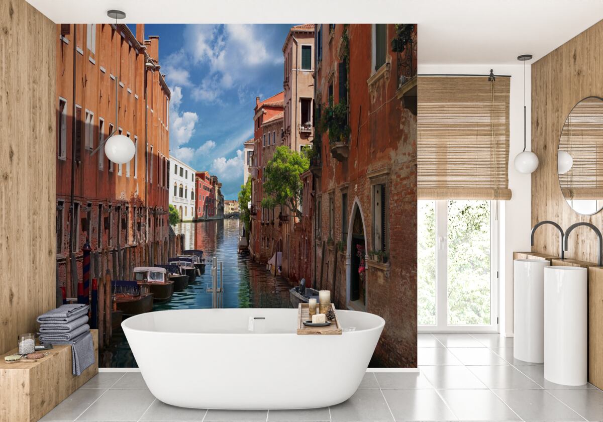 Fototapeten Ein schmaler Durchgang zwischen Gebäuden in Venedig