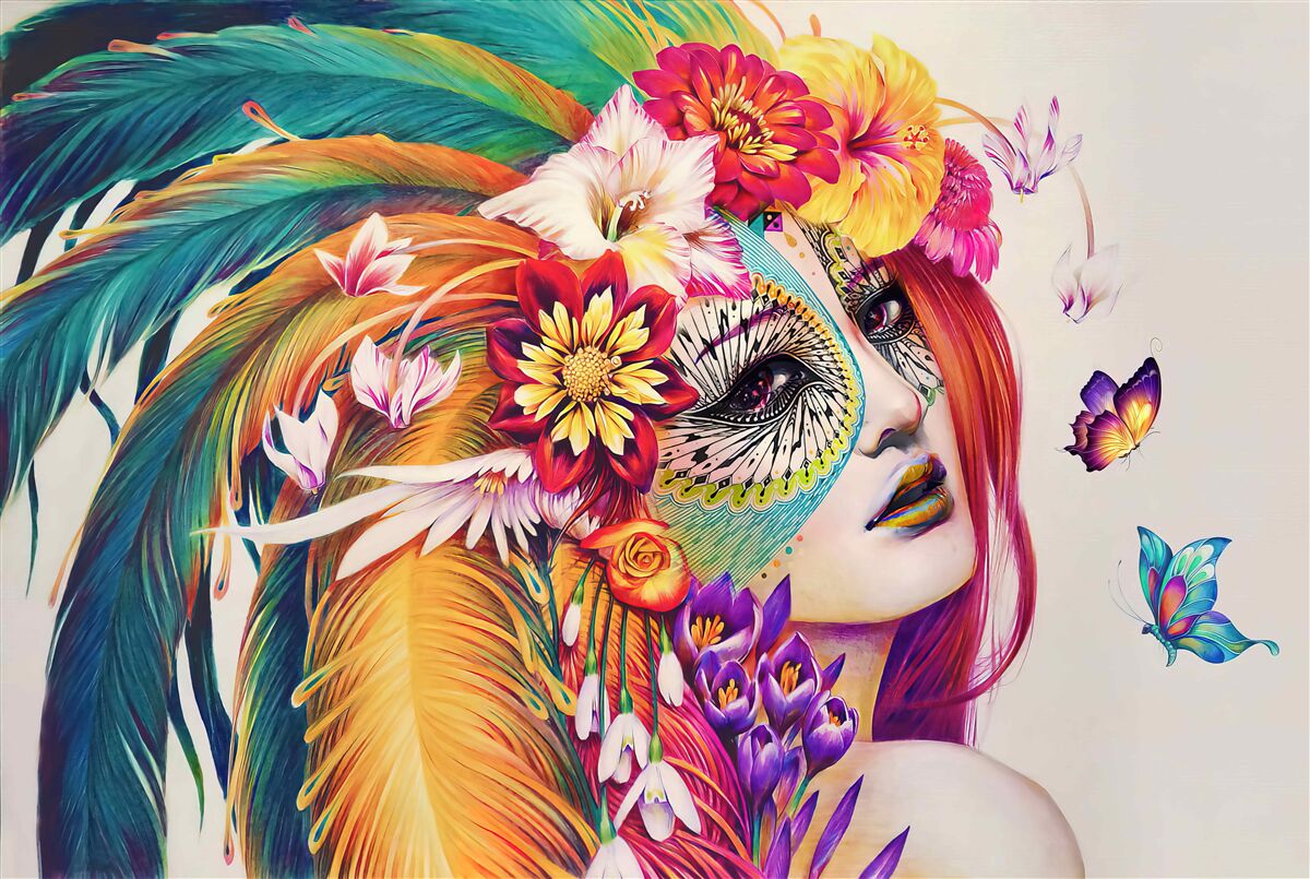 Fototapeten Ein Mädchen mit hellen Federn und Blumen in ihren Haaren