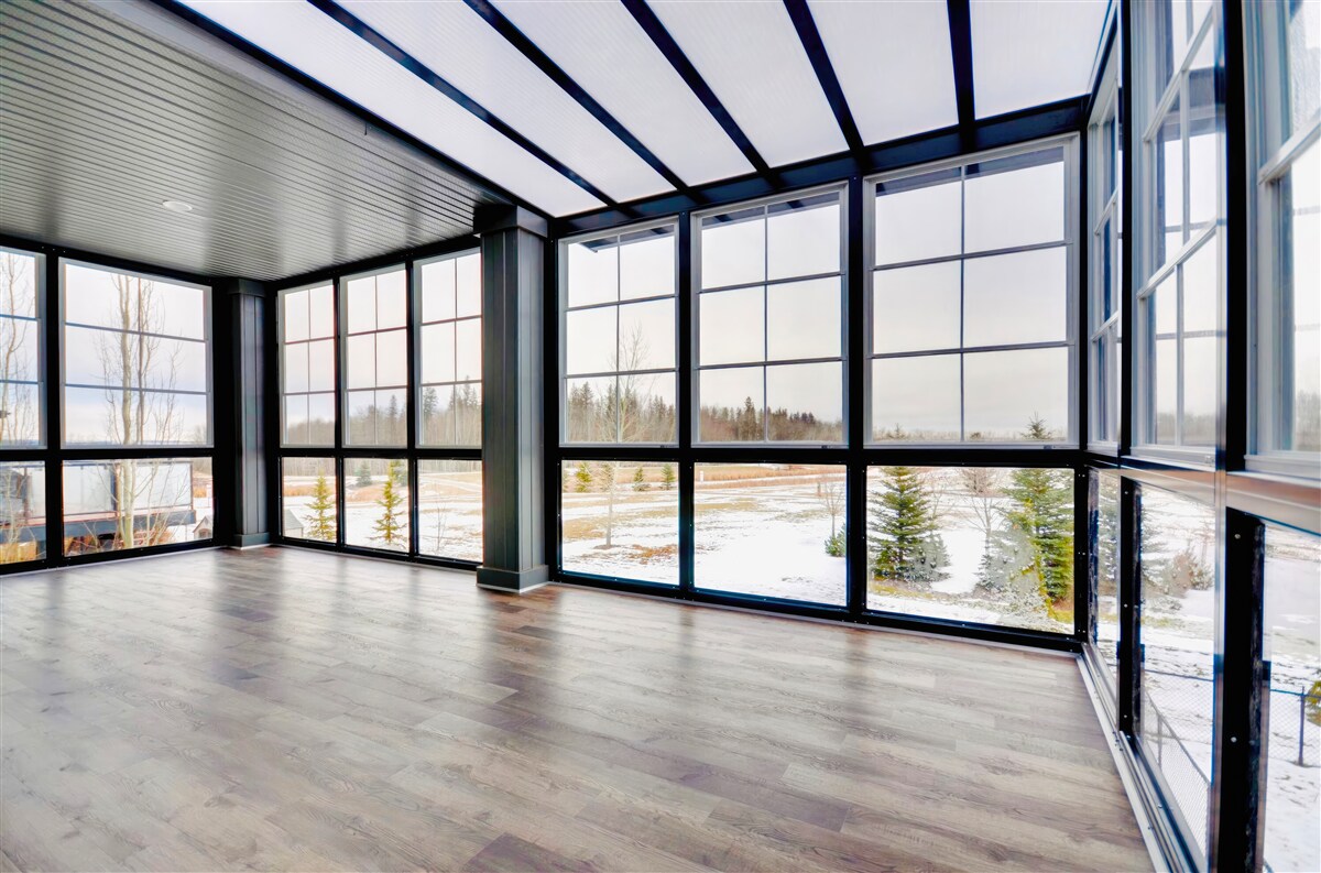 Fototapeten unnötiger Raum, wobei die Fenster von Boden zu Decke reichen