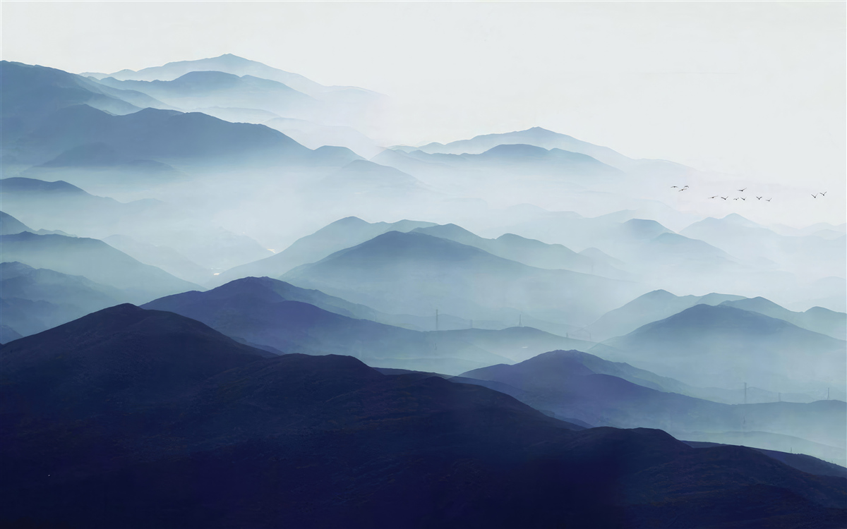 Fototapeten Hügel, die in einen dicken Nebel umhüllt sind