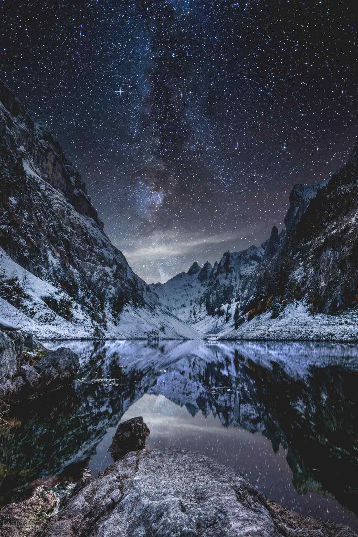 Fototapeten Stary Sky in der Nacht auf den Bergen und am Fluss