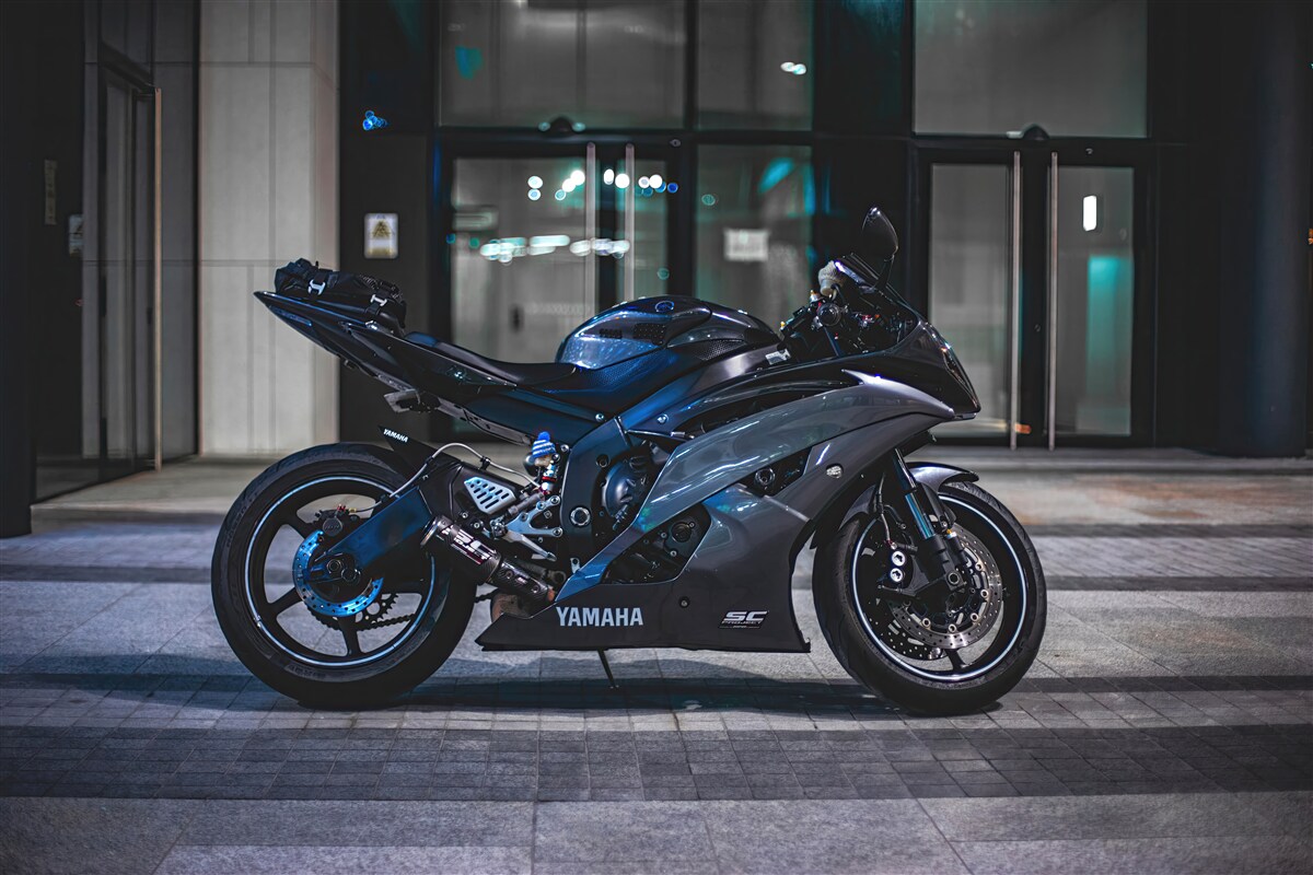 Fototapeten Ein dunkelblaues Motorrad auf dem Parkplatz übrig