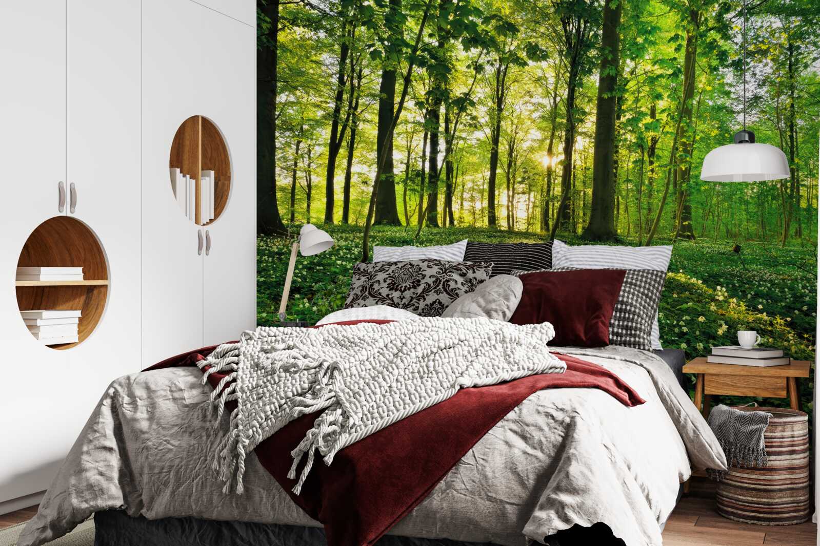 Fototapeten Glade in einem Wald mit Blumen bedeckt