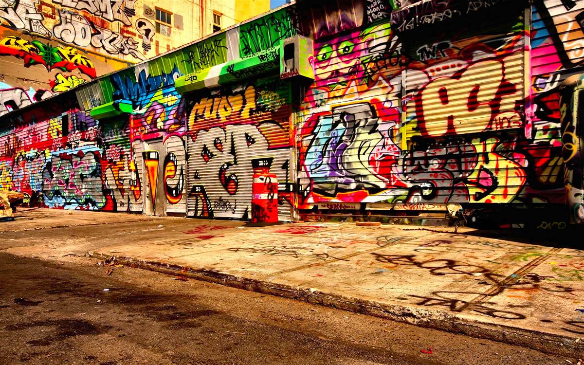 Fototapeten Die Gebäude auf der Straße sind mit Graffiti dekoriert