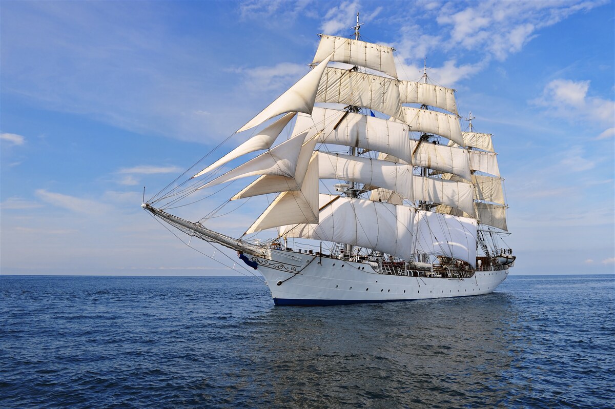 Fototapeten Weißes Schiff auf dem Wasser