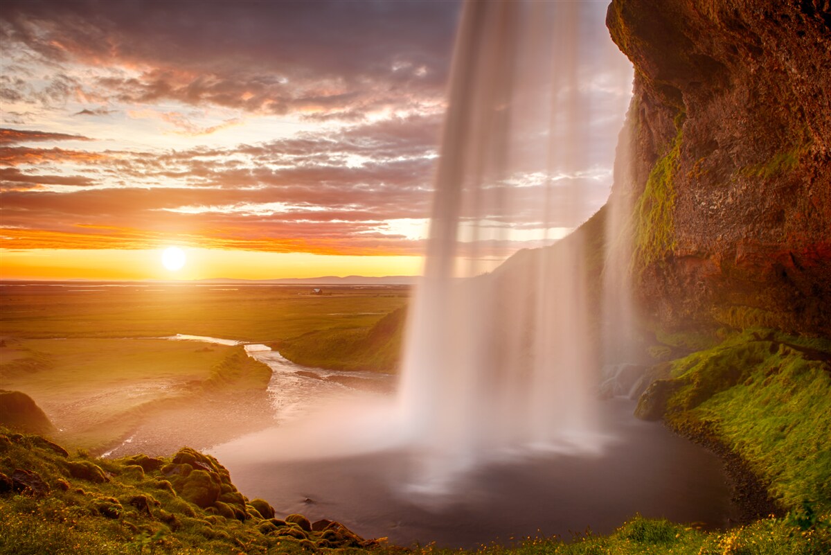 Fototapeten Wasserströme aus dem Wasserfall fallen