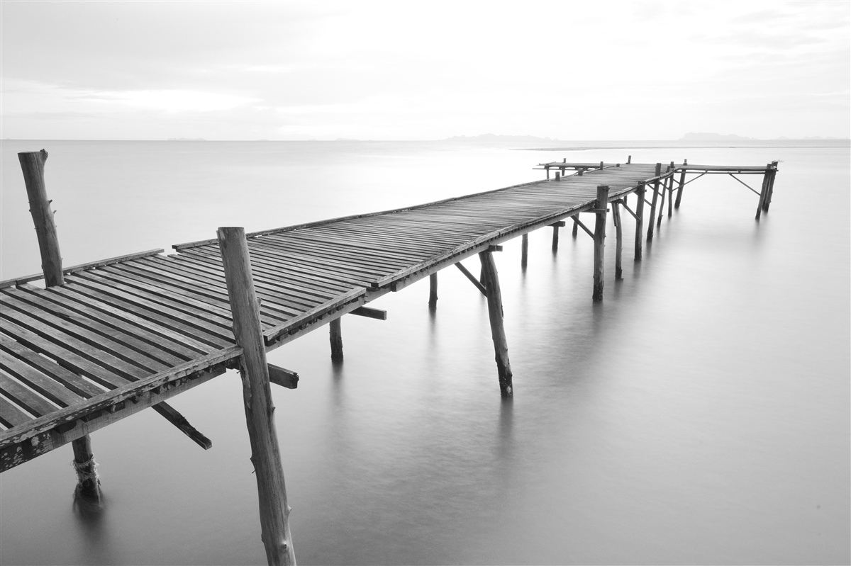 Fototapeten lange schwimmende Brücke