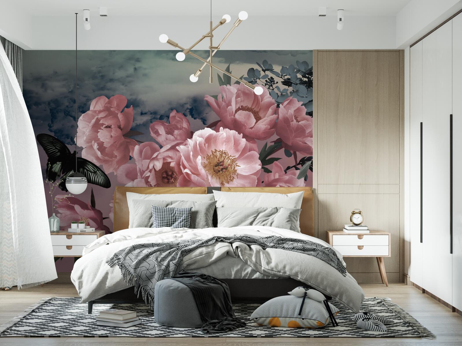 Fototapeten dunkler Schmetterling und rosa Blumen
