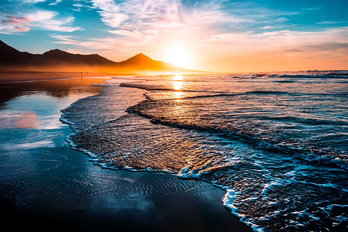 Fototapeten Das Wasser reflektiert die Sonnenstrahlen