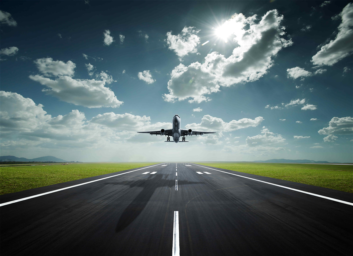 Fototapeten Das Flugzeug beginnt von der Landebahn