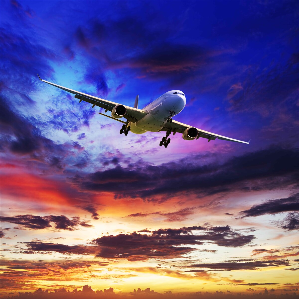 Fototapeten Passagierflugzeug am Abendhimmel