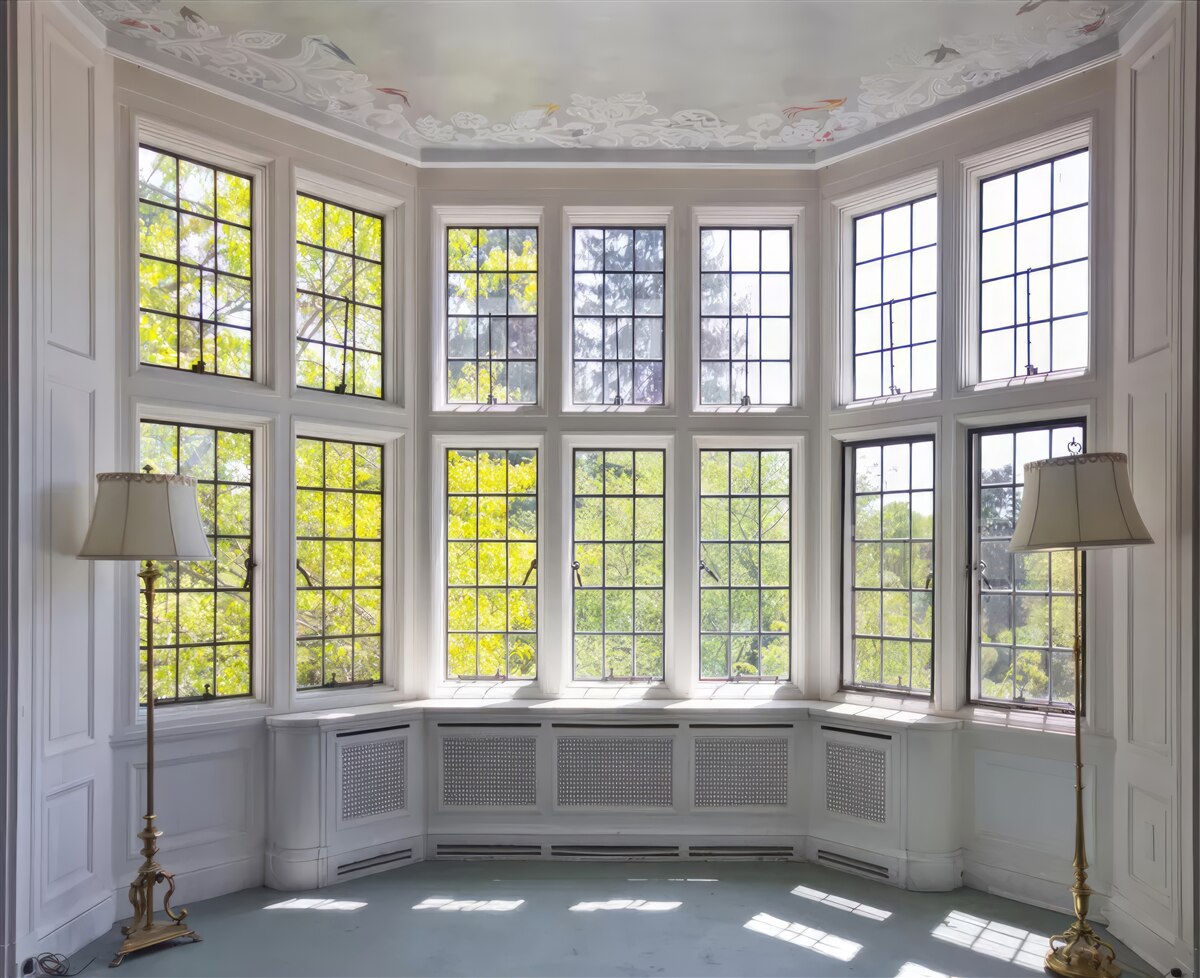 Fototapeten Ein riesiges Fenster, umgeben von Stehlampen