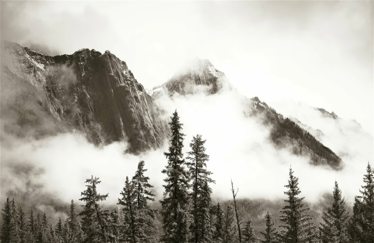 Fototapeten Berge in Schwarz und Weiß, in Nebel eingewickelt