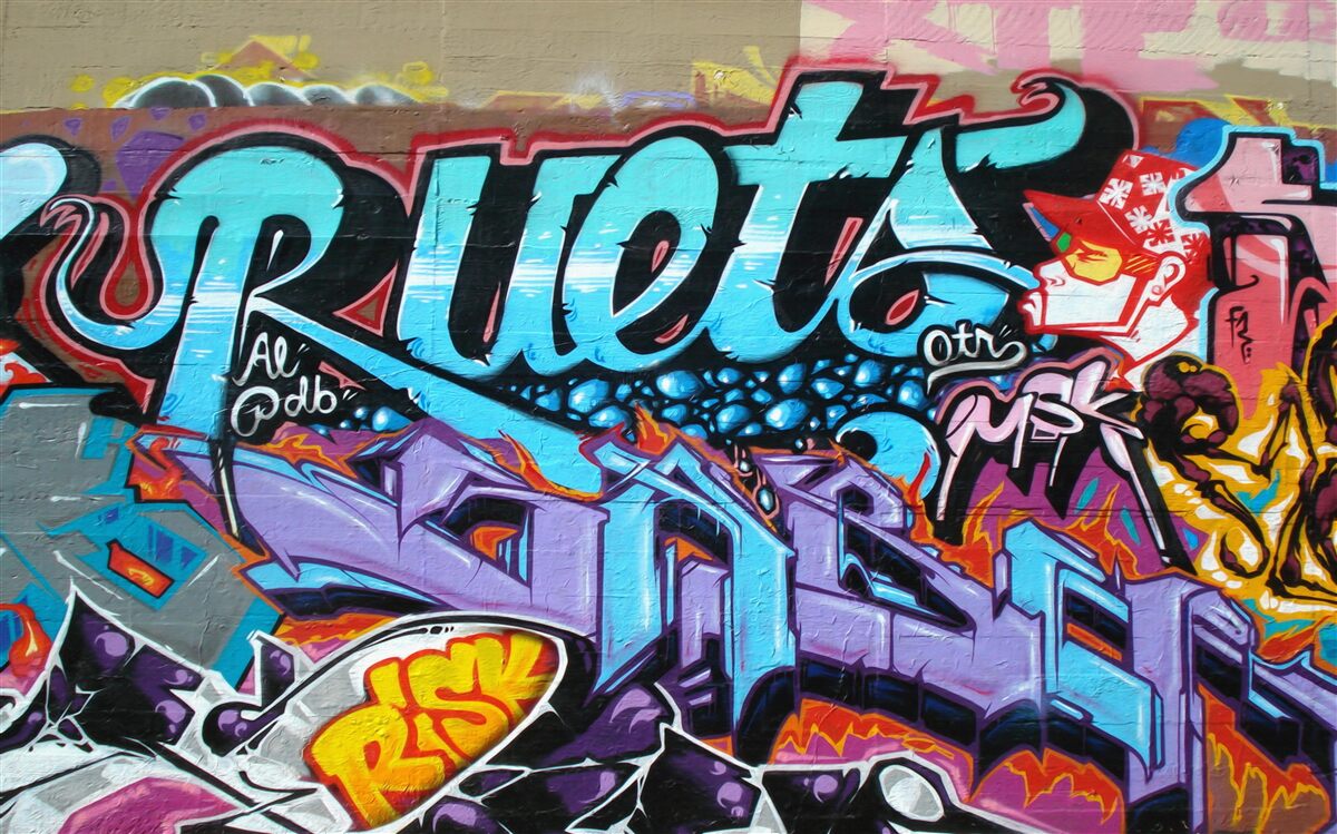 Fototapeten Eine Wand mit leichten Graffiti dekoriert