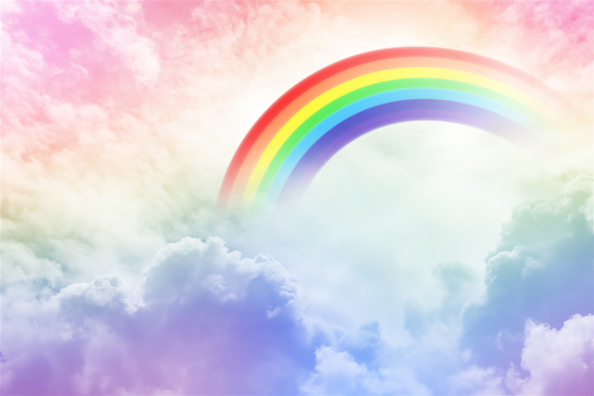Fototapeten Ein buntes Regenbogen scheint über die Wolken